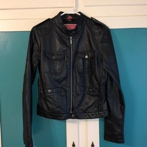Cute black leather jacket!